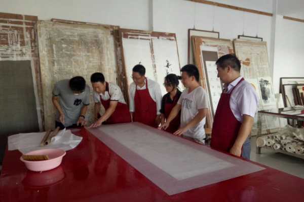 研究院工作人员为学员示范