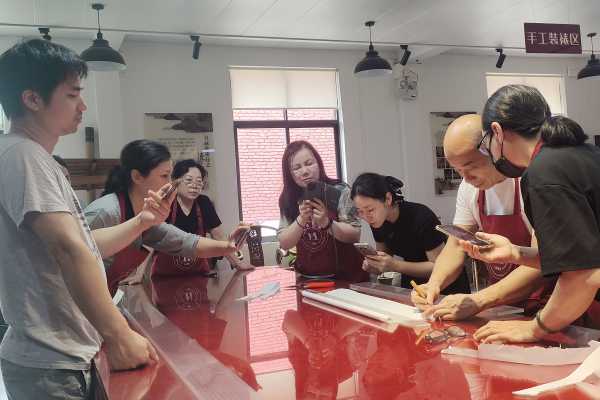 文献修复专家吴建江为学员作示范