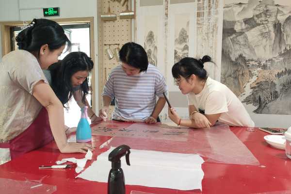 副院长杨婷婷女士为学员示范修补技法