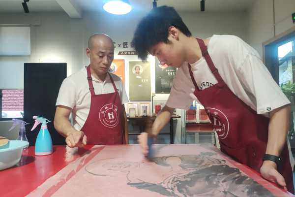 文献修复专家吴建江与研究院院长吴柏侖
