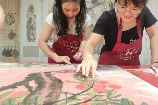 学员在揭裱旧画