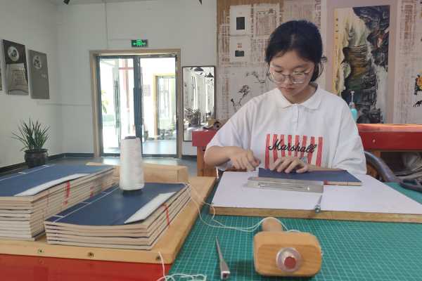 学员练习古籍装帧
