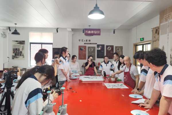 文献修复专家吴建江为浙江同济学院师生示范装裱技艺