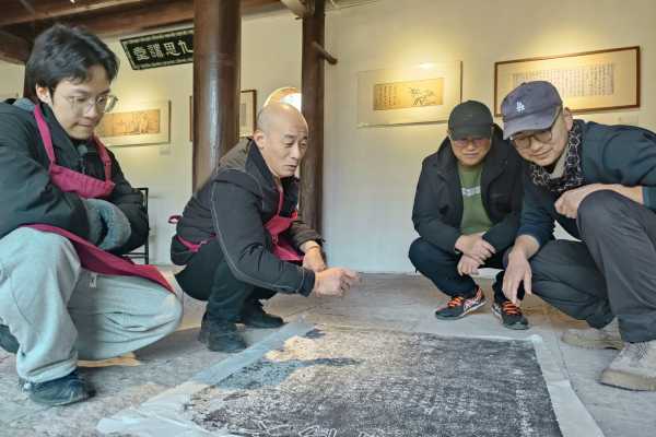 文献修复专家吴建江先生为学员讲解传拓技艺