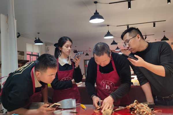 研究院工作人员为学员示范