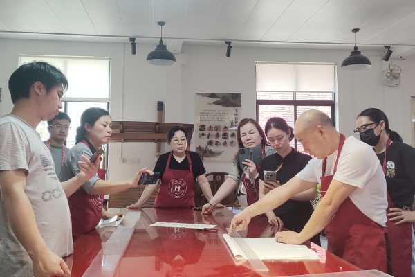 文献修复专家吴建江为学员讲解装裱技艺