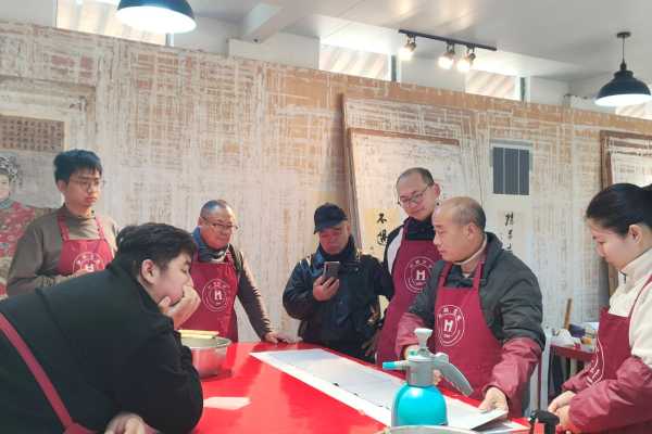 文献修复专家吴建江先生为学员讲解装裱技艺