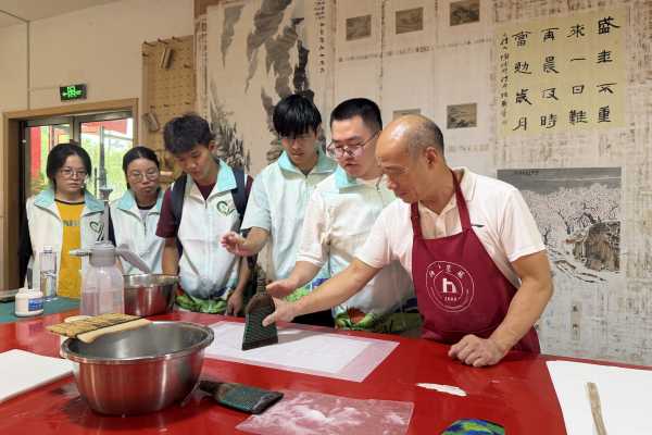浙江经贸学院大学生参加体验活动