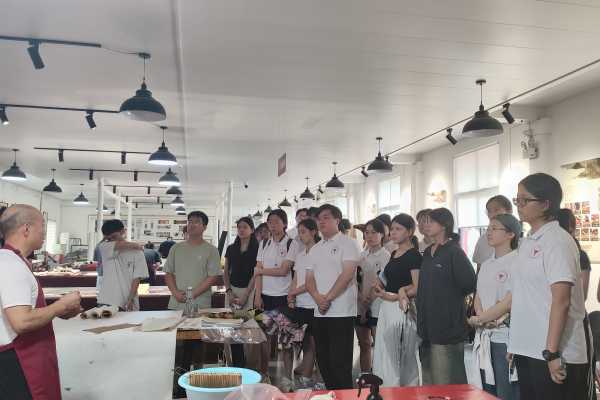 台州市装裱修复协会会长吴建江先生为浙江大学学子讲授装裱技艺