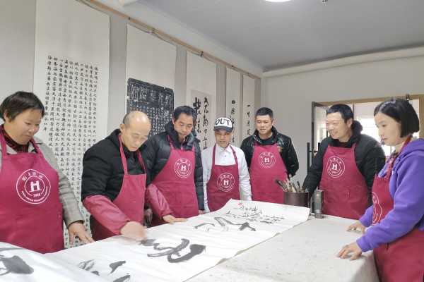 名誉院长吴建江先生为学员讲授装裱技艺