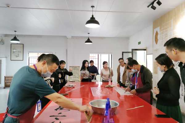 研究院工作人员为学员示范