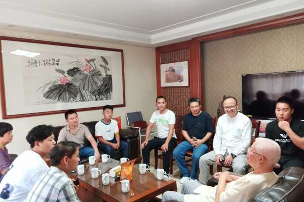 西泠印社装裱修复大师钱立新先生为学员讲解装裱技艺