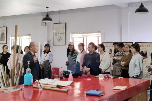 名誉院长吴建江先生为学员讲解装裱技艺